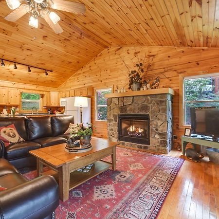 Peaceful Smoky Mountain Cabin With Deck And Fire Pit! 韦恩斯维尔 外观 照片