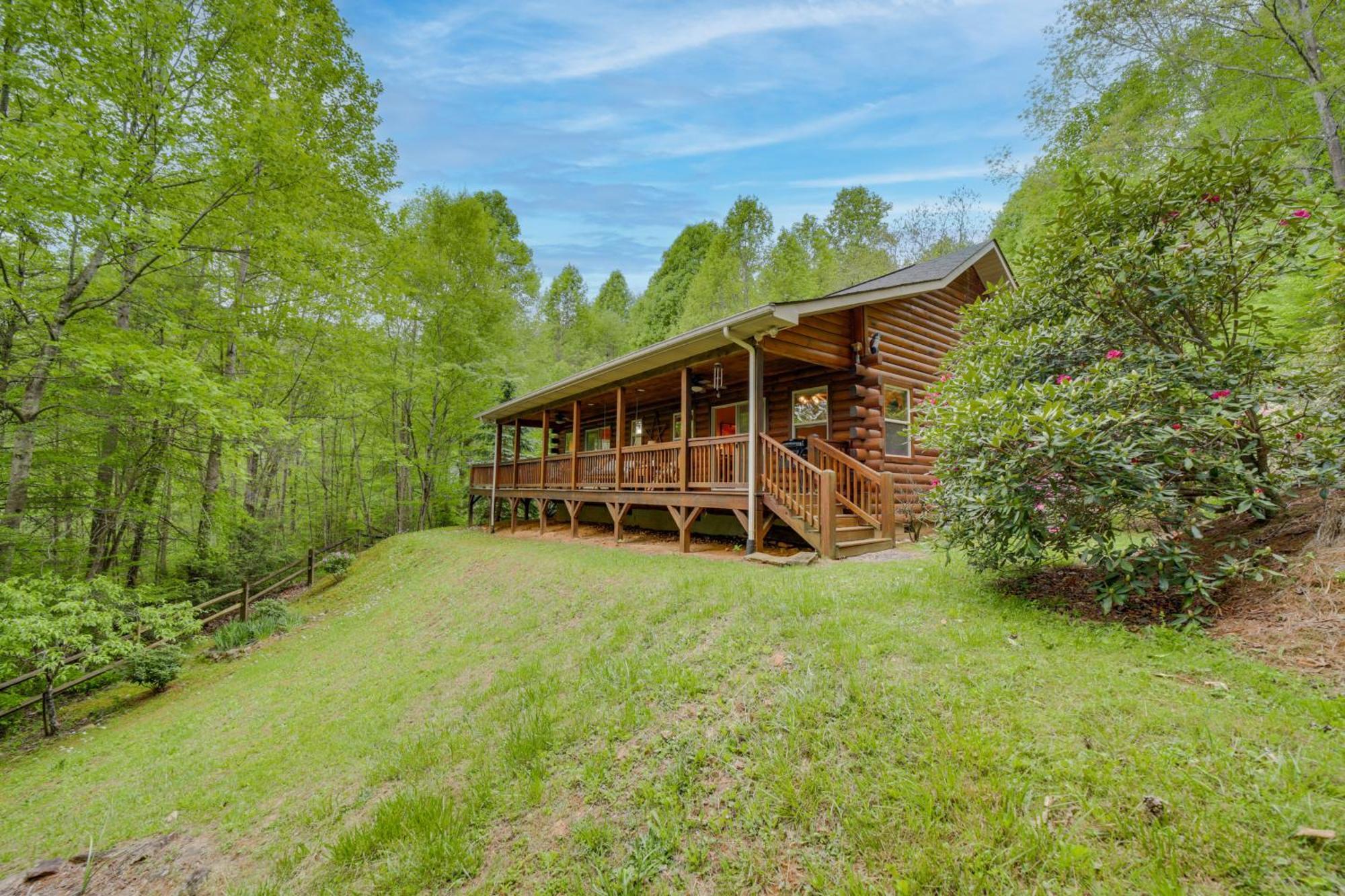 Peaceful Smoky Mountain Cabin With Deck And Fire Pit! 韦恩斯维尔 外观 照片