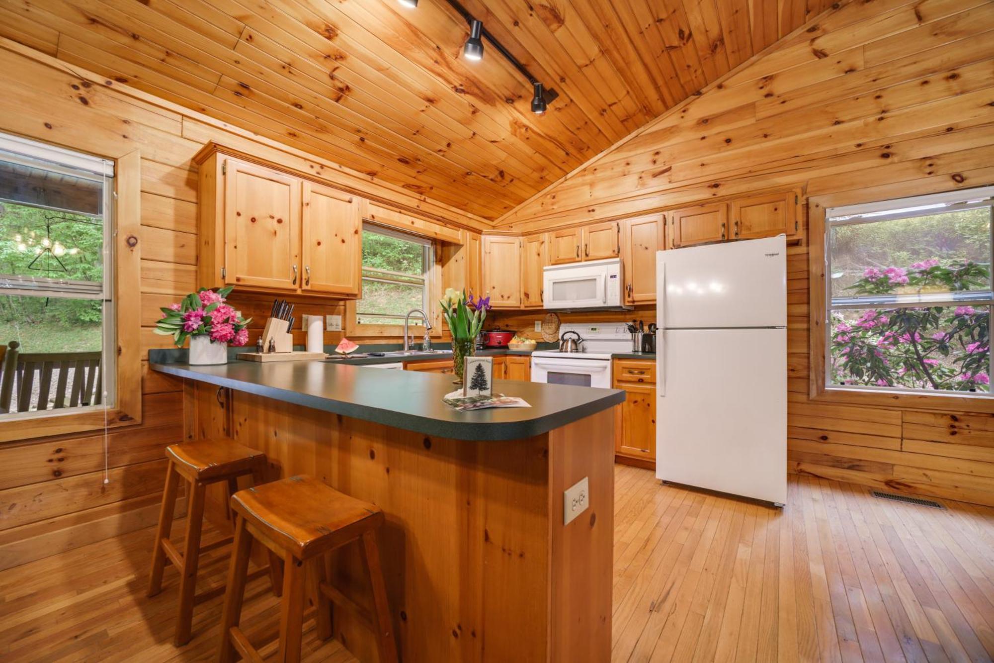 Peaceful Smoky Mountain Cabin With Deck And Fire Pit! 韦恩斯维尔 外观 照片
